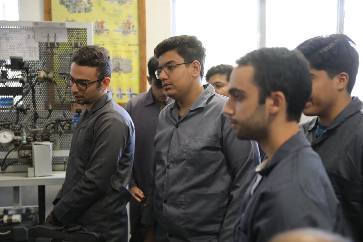 بازدید اعضای کمیسیون آموزش تحقیقات و فناوری از دانشکده انقلاب دانشگاه ملی مهارت