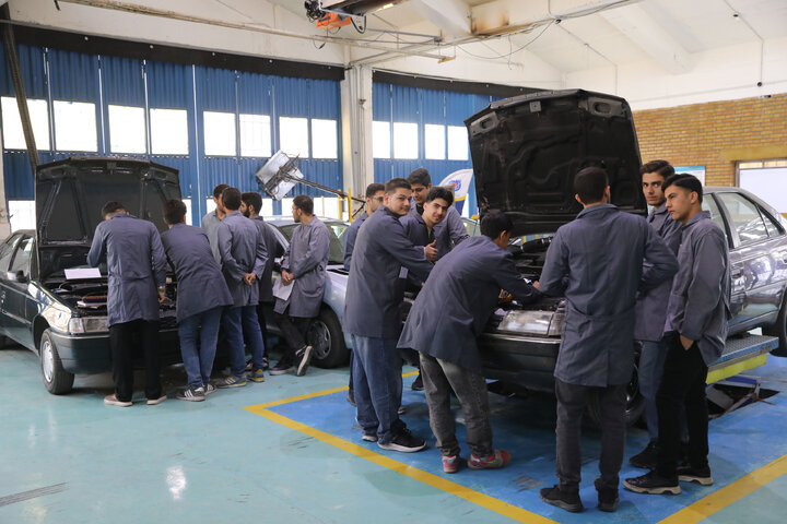 بازدید اعضای کمیسیون آموزش تحقیقات و فناوری از دانشکده انقلاب دانشگاه ملی مهارت