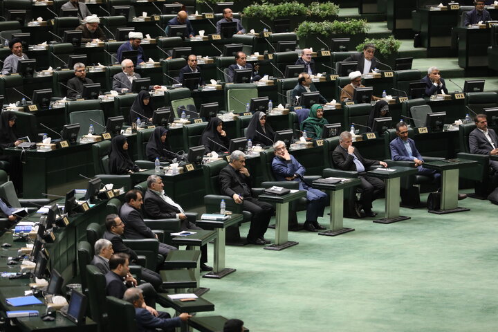 اقناع مشروط نماینده قم از توضیحات وزیر علوم