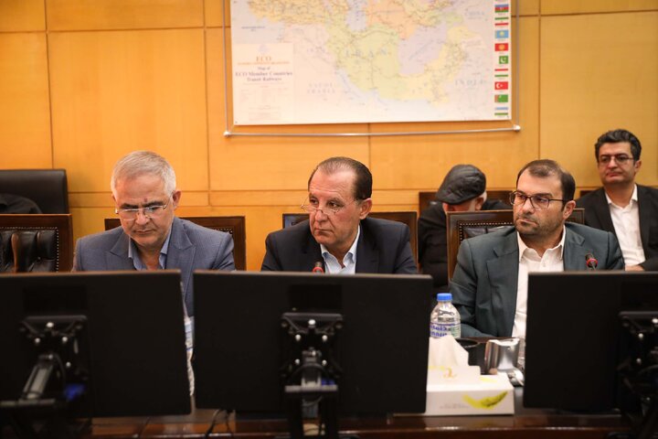 نشست اعضای کمیسیون عمران با حضور حسین زاده معاون رئیس جمهور