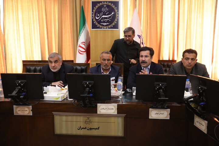 نشست اعضای کمیسیون عمران با حضور حسین زاده معاون رئیس جمهور