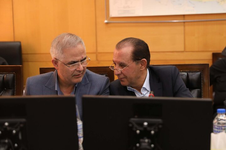 نشست اعضای کمیسیون عمران با حضور حسین زاده معاون رئیس جمهور