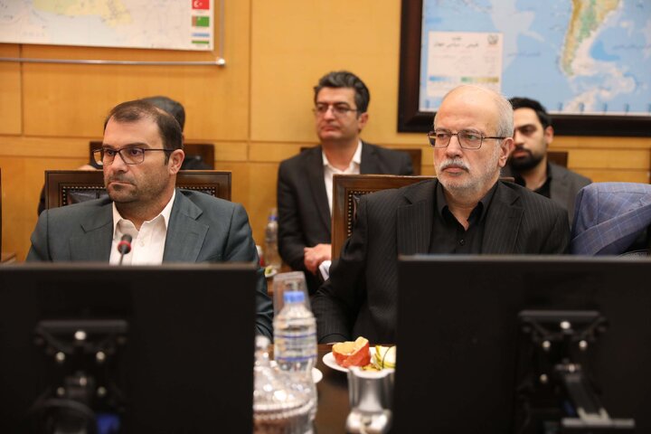 نشست اعضای کمیسیون عمران با حضور حسین زاده معاون رئیس جمهور