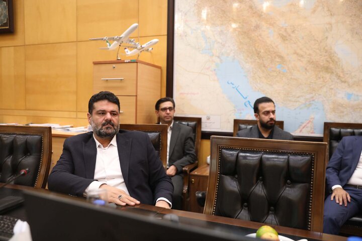 نشست اعضای کمیسیون عمران با حضور حسین زاده معاون رئیس جمهور