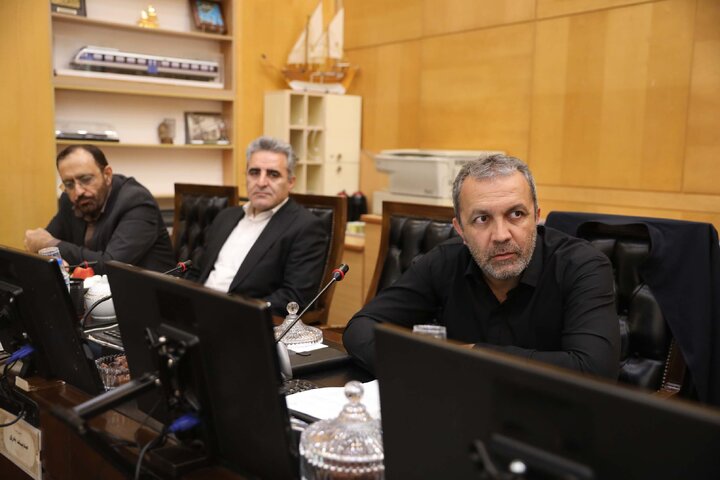 نشست اعضای کمیسیون عمران با حضور حسین زاده معاون رئیس جمهور