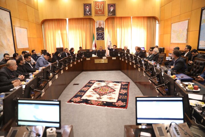 نشست اعضای کمیسیون عمران با حضور حسین زاده معاون رئیس جمهور