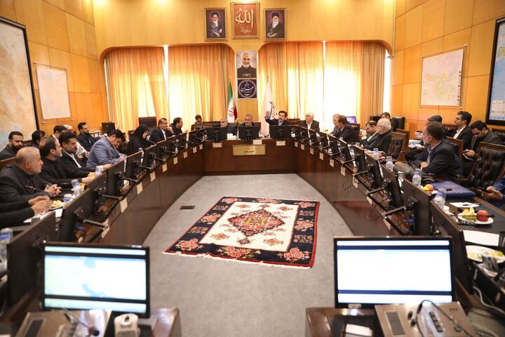 نشست اعضای کمیسیون عمران با حضور حسین زاده معاون رئیس جمهور