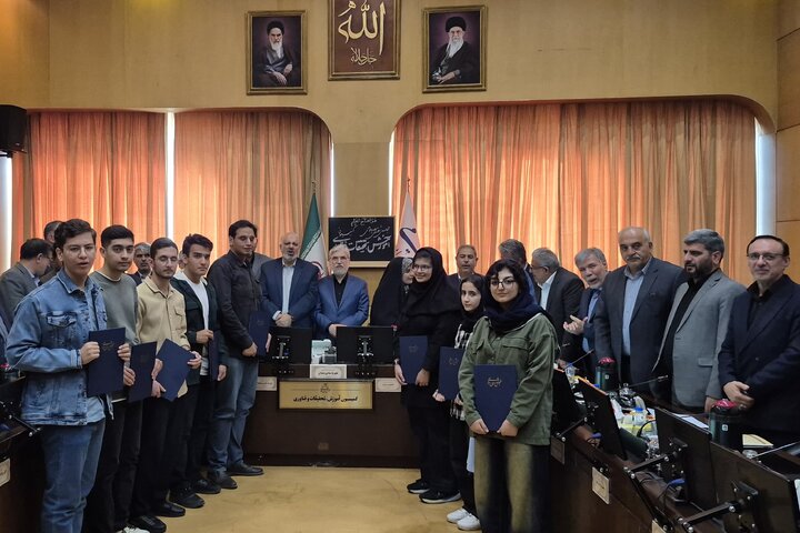 تجلیل کمیسیون آموزش از نفرات برتر کنکور ۱۴۰۴