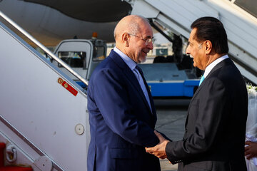 استقبال رئیس مجلس ملی پاکستان از دکتر قالیباف در بدو ورود به فرودگاه اسلام آباد