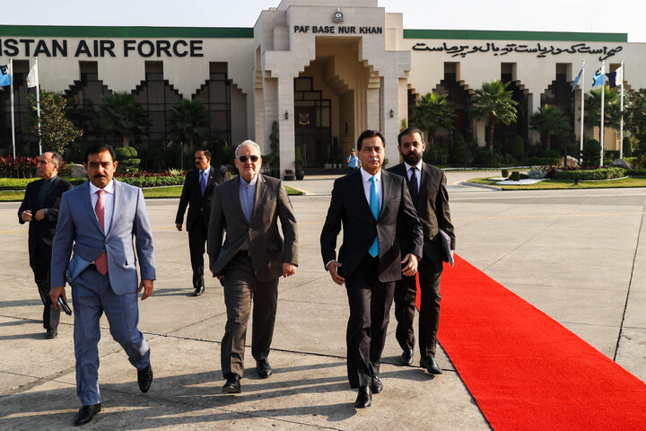 استقبال رئیس مجلس ملی پاکستان از دکتر قالیباف در بدو ورود به فرودگاه اسلام آباد