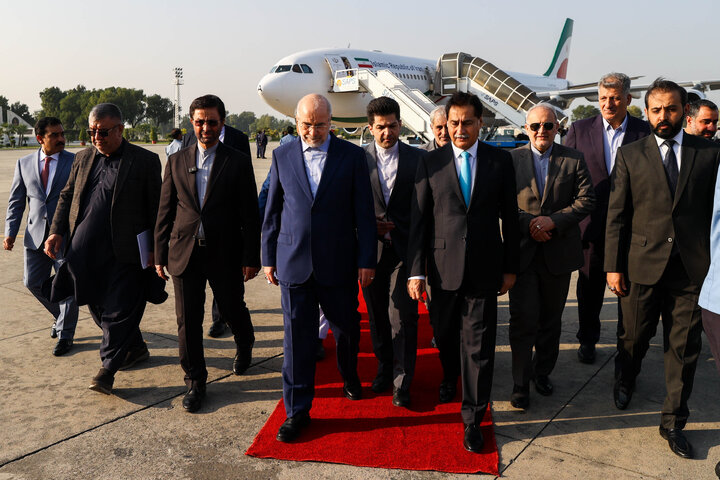 استقبال رئیس مجلس ملی پاکستان از دکتر قالیباف در بدو ورود به فرودگاه اسلام آباد