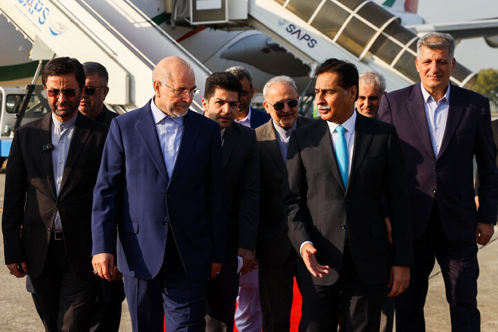 استقبال رئیس مجلس ملی پاکستان از دکتر قالیباف در بدو ورود به فرودگاه اسلام آباد