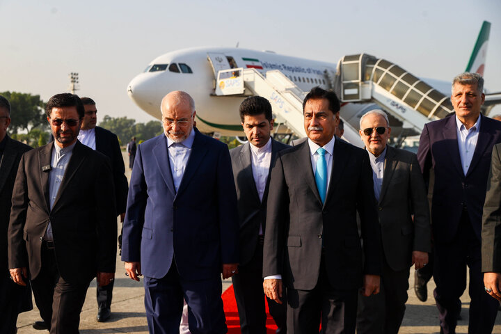 استقبال رئیس مجلس ملی پاکستان از دکتر قالیباف در بدو ورود به فرودگاه اسلام آباد