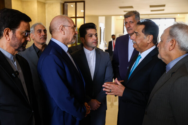 استقبال رئیس مجلس ملی پاکستان از دکتر قالیباف در بدو ورود به فرودگاه اسلام آباد