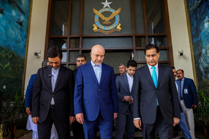 استقبال رئیس مجلس ملی پاکستان از دکتر قالیباف در بدو ورود به فرودگاه اسلام آباد