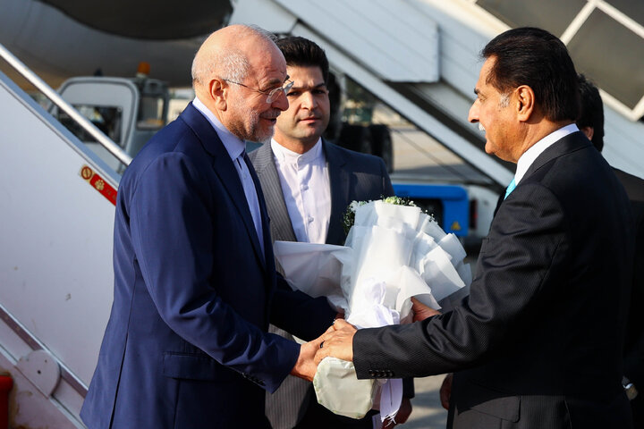 استقبال رئیس مجلس ملی پاکستان از دکتر قالیباف در بدو ورود به فرودگاه اسلام آباد