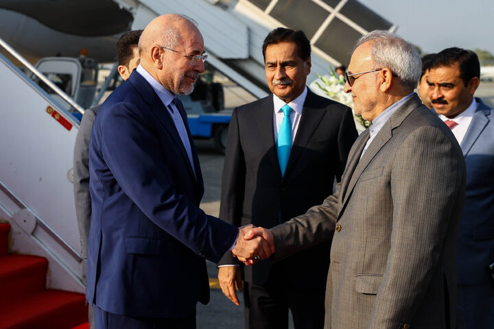 استقبال رئیس مجلس ملی پاکستان از دکتر قالیباف در بدو ورود به فرودگاه اسلام آباد