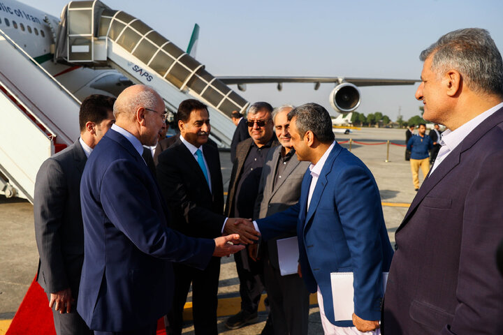 استقبال رئیس مجلس ملی پاکستان از دکتر قالیباف در بدو ورود به فرودگاه اسلام آباد