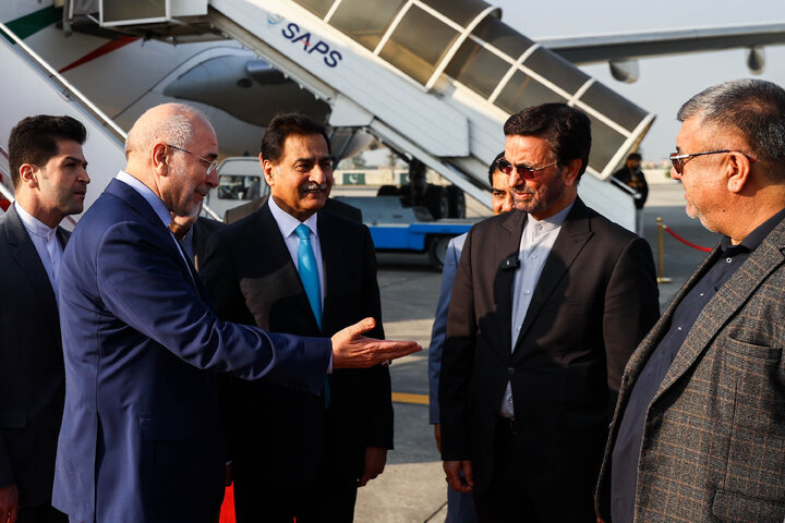 استقبال رئیس مجلس ملی پاکستان از دکتر قالیباف در بدو ورود به فرودگاه اسلام آباد