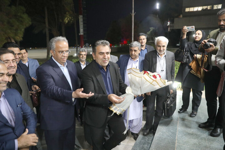 استقبال استاندار استان سیستان و بلوچستان از اعضای کمیسیون اجتماعی در بدو ورود به این استان
