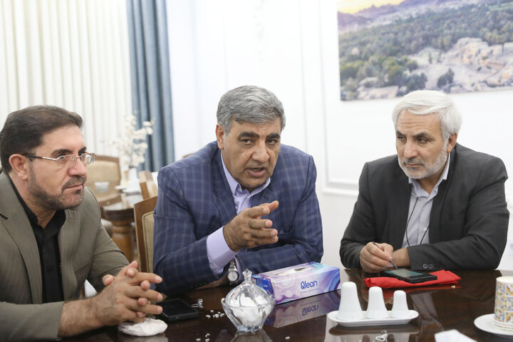 استقبال استاندار استان سیستان و بلوچستان از اعضای کمیسیون اجتماعی در بدو ورود به این استان