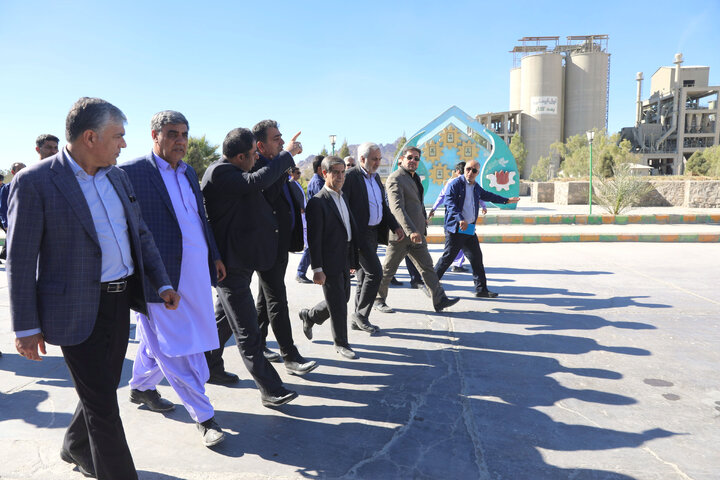 بازدید اعضای کمیسیون اجتماعی از کارخانه سیمان خاش
