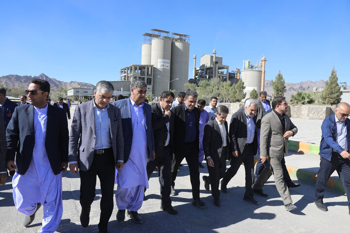 بازدید اعضای کمیسیون اجتماعی از کارخانه سیمان خاش