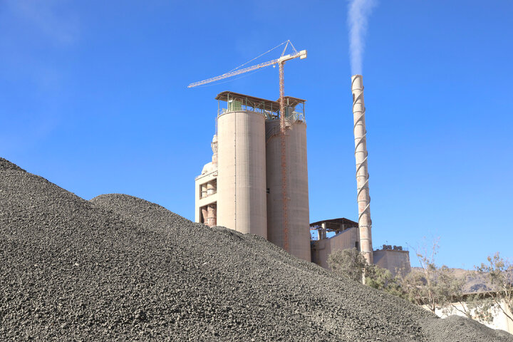 بازدید اعضای کمیسیون اجتماعی از کارخانه سیمان خاش