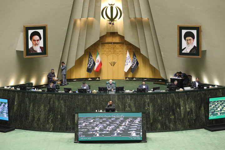 نشست علنی ۱۸ آبان‌ ماه مجلس آغاز شد