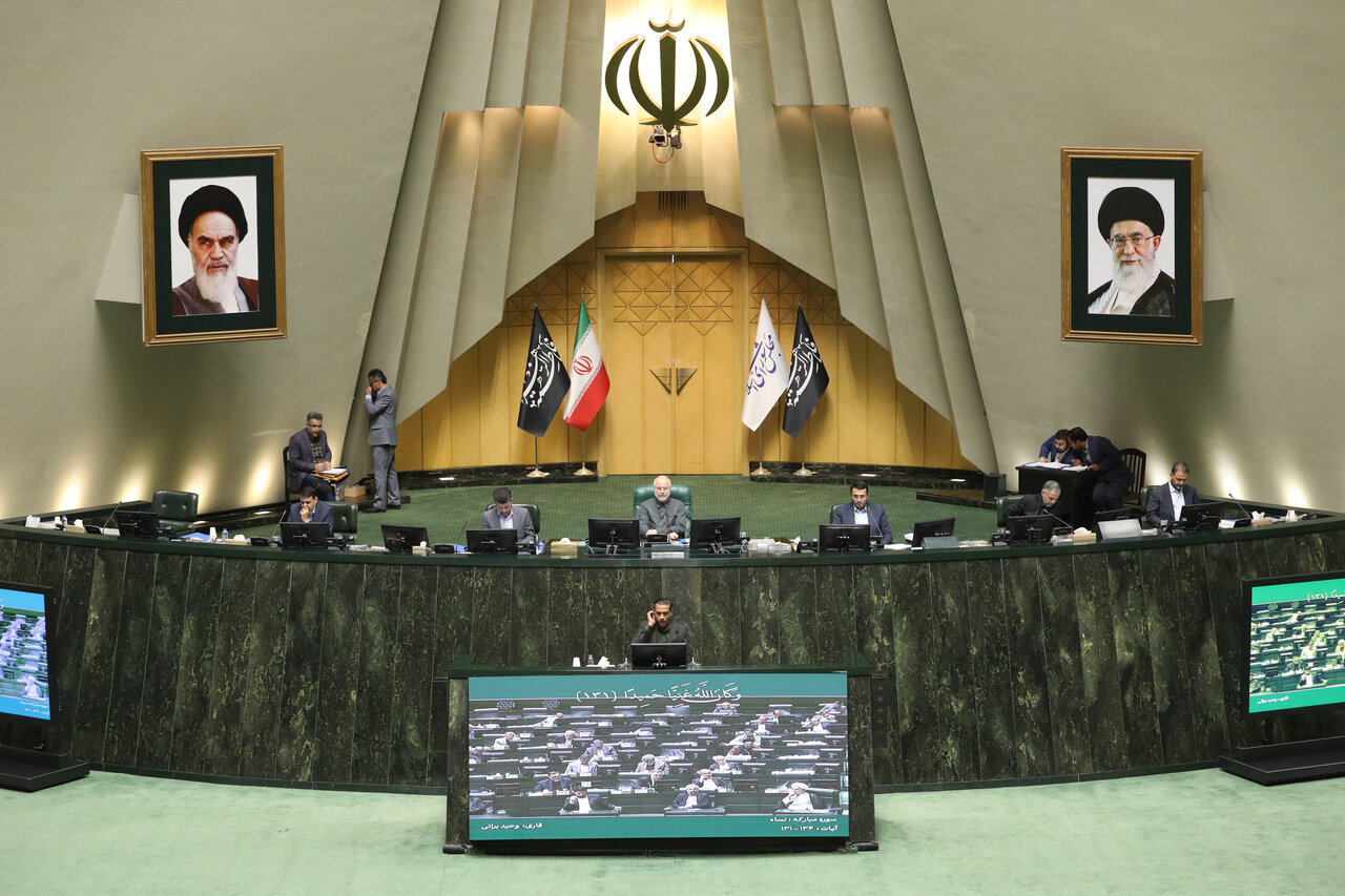 نشست علنی ۱۸ آبان‌ ماه مجلس آغاز شد