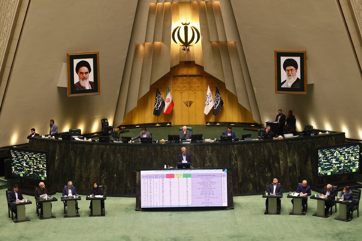 نشست علنی ۱۹ آبان ماه مجلس آغاز شد