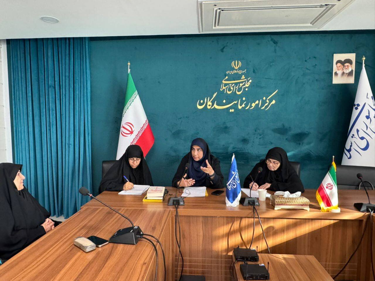 دومین جلسه هیأت رئیسه مجمع بانوان نمایندگان ادوار برگزار شد/ هم‌اندیشی برای تقویت ظرفیت بانوان ادوار در حل مشکلات کشور و زنان