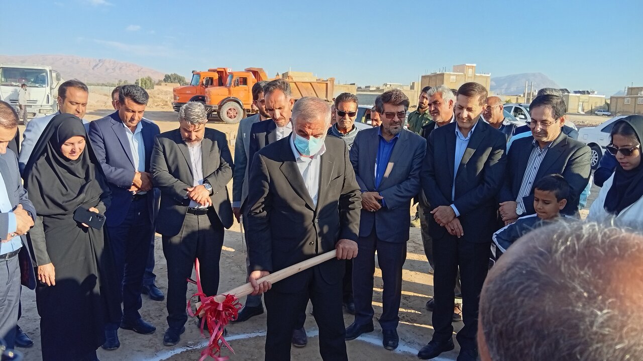 احداث پارک بانوان در شهر سروستان کلنگ زنی شد