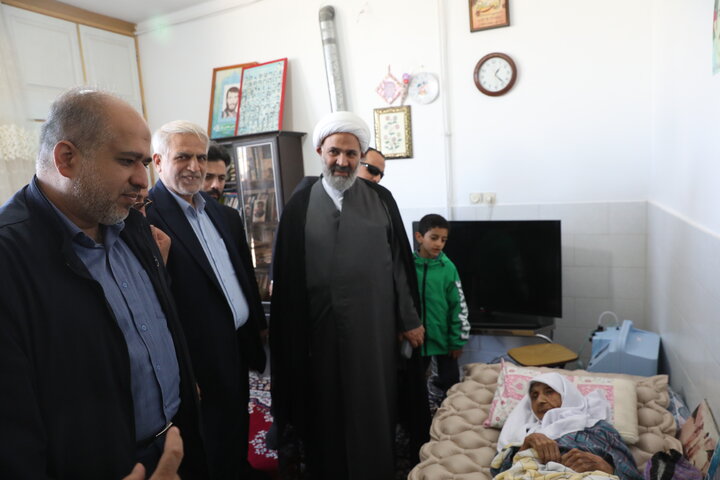 عیادت از مادر شهید زندی نیا