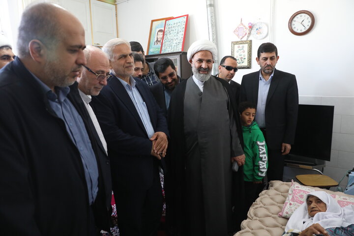 عیادت از مادر شهید زندی نیا