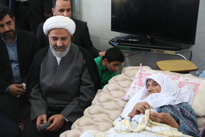 عیادت از مادر شهید زندی نیا