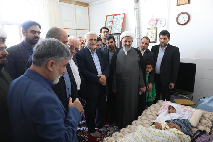 عیادت از مادر شهید زندی نیا