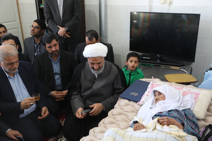 عیادت از مادر شهید زندی نیا