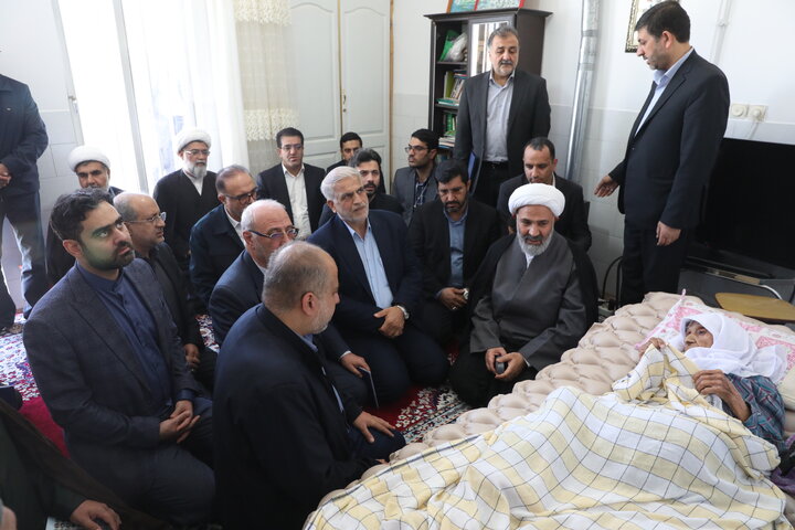 عیادت از مادر شهید زندی نیا