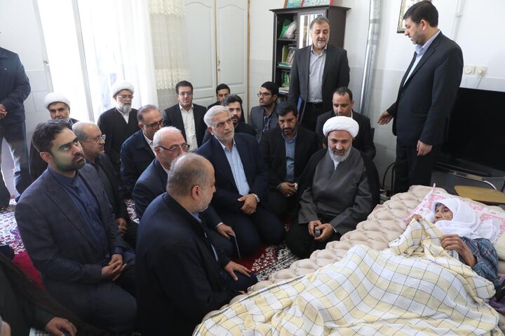 عیادت اعضای کمیسیون اصل نود مجلس از مادر شهید زندی‌نیا 