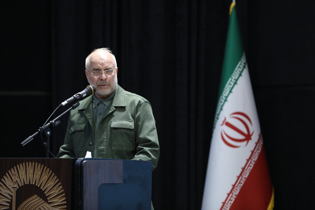 نقش شهدا صرفا در میدان جنگ نبود بلکه در ساختن اعتماد ملی برای جامعه بود/ صبر و مقاومت، ضدحمله‌ به جنگ شناختی دشمن است/ شهدا در برابر بحران‌ها و سختی‌ها تردید به خود راه ندادند