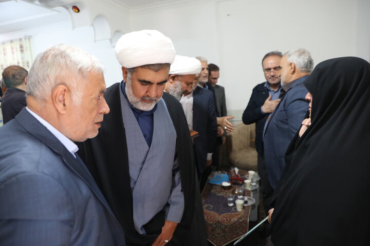 اعضا کمیسیون اصل نود با خانواده شهید شیرخانی