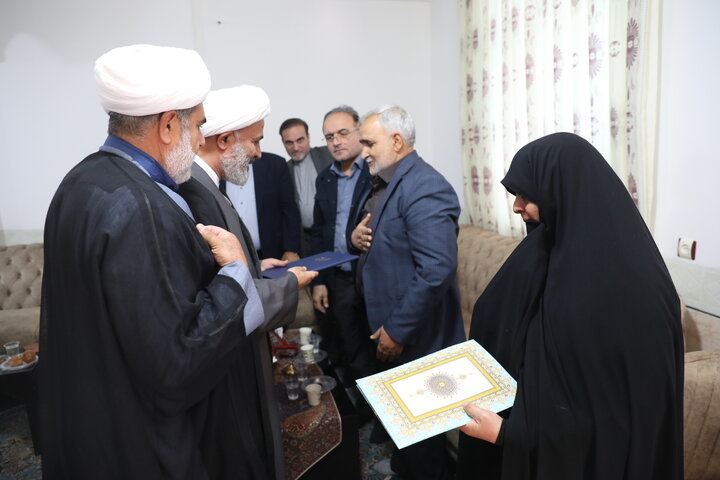 اعضا کمیسیون اصل نود با خانواده شهید شیرخانی