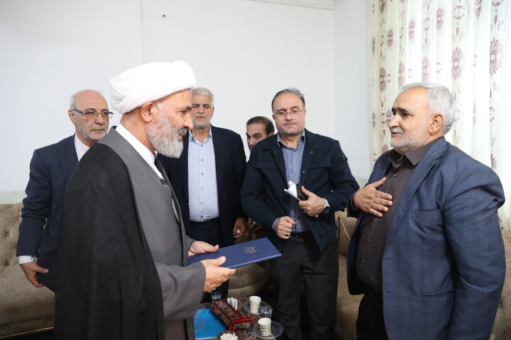 اعضا کمیسیون اصل نود با خانواده شهید شیرخانی