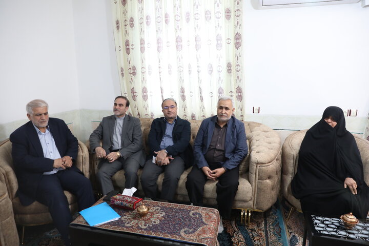 اعضا کمیسیون اصل نود با خانواده شهید شیرخانی