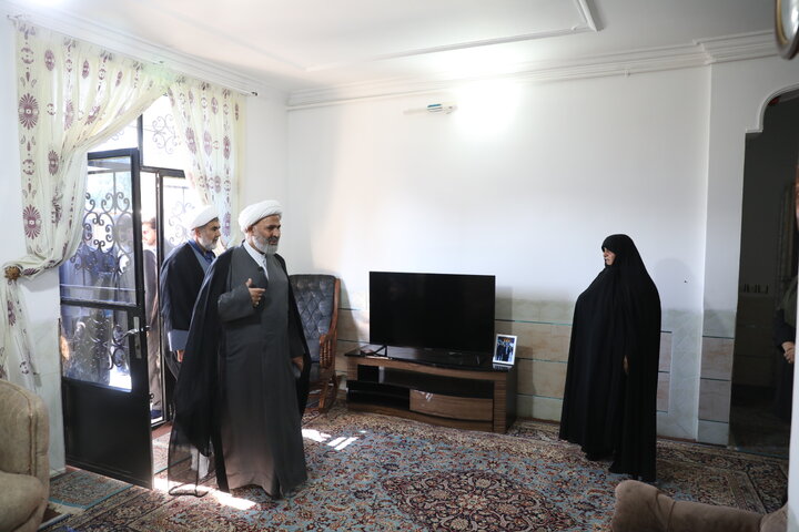 اعضا کمیسیون اصل نود با خانواده شهید شیرخانی