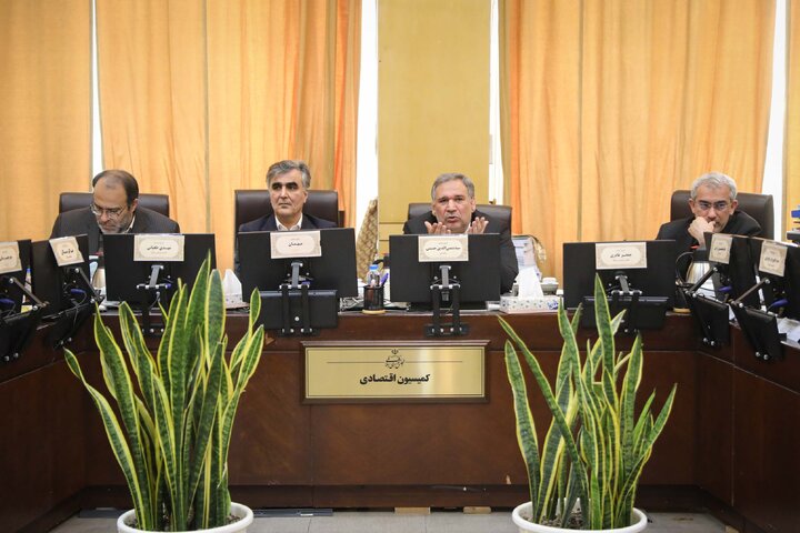 جلسه کمیسیون اقتصادی با حضور وزیر اقتصاد و رئیس کل بانک مرکزی