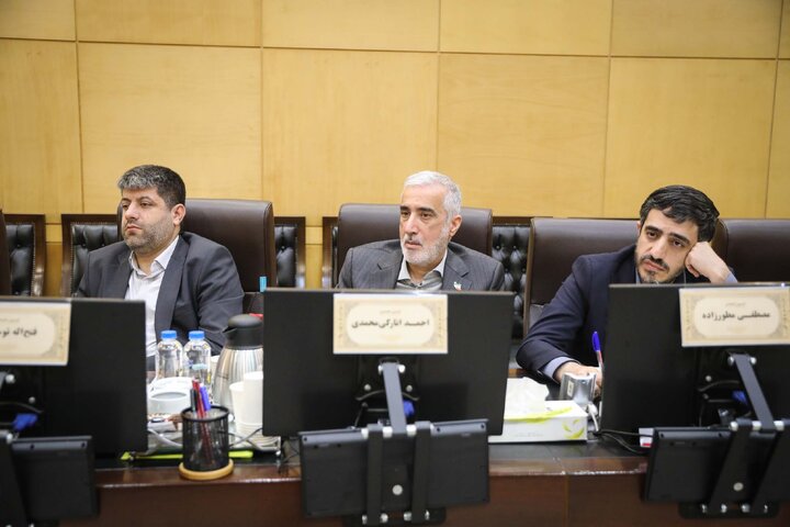 جلسه کمیسیون اقتصادی با حضور وزیر اقتصاد و رئیس کل بانک مرکزی