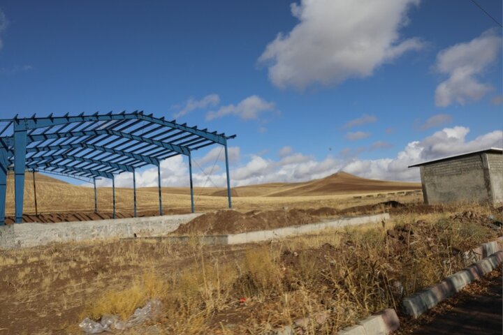 بازدید نیکزاد از چند شرکت در حال احداث در شهرک صنعتی پرفسور هشترودی