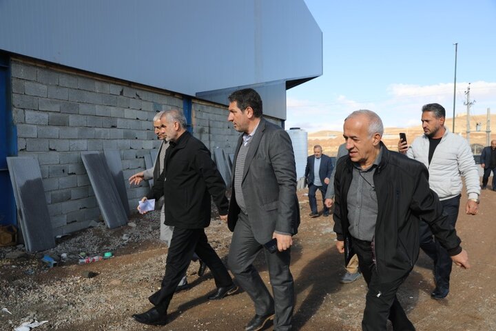 بازدید نیکزاد از چند شرکت در حال احداث در شهرک صنعتی پرفسور هشترودی